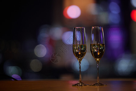夜晚桌子上摆放的香槟杯图片