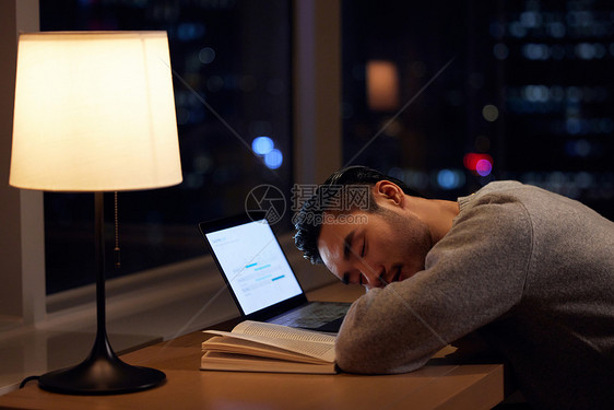 深夜工作疲惫睡着的成熟男性图片