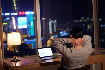 深夜工作的男性休闲看风景的背影图片