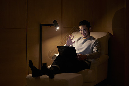 男性使用电脑视频通话打招呼图片
