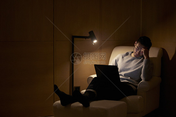 夜晚在沙发上休息的男性图片