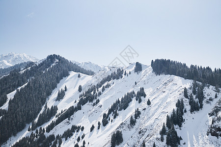 冬日新疆伊宁5A景区那拉提草原雪山雪景高清图片素材