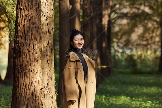 秋季美女大学生公园郊游图片