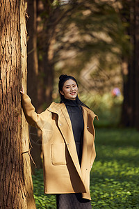 秋季美女大学生森林郊游图片