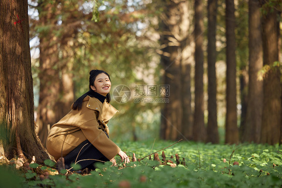 秋季美女大学生公园郊游图片