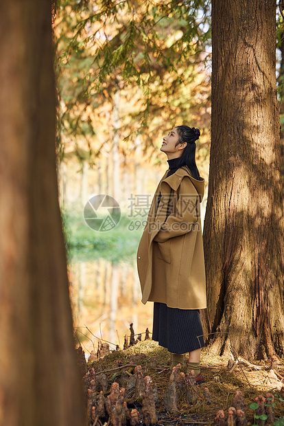 年轻女性观赏公园景色图片