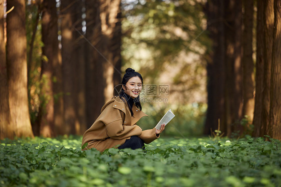 秋季美女森林中看书图片