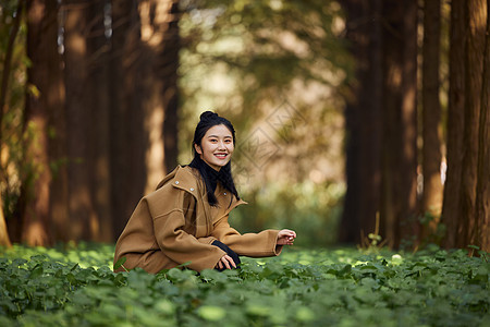 秋季美女大学生形象图片