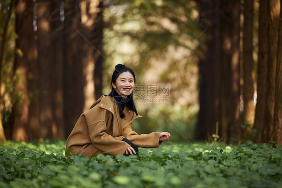 秋季美女大学生形象图片