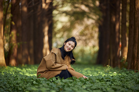 秋季美女公园郊游形象图片