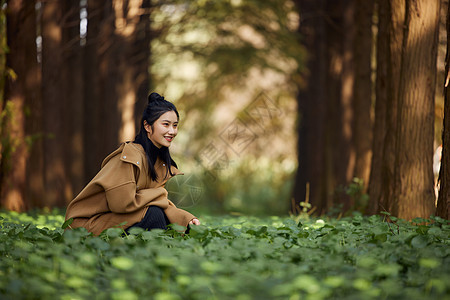 秋季美女郊游感受大自然图片