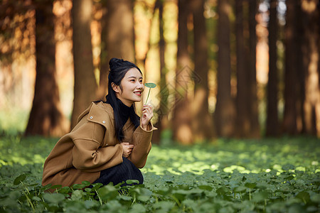 秋季美女观赏公园景色图片