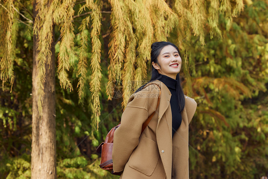 美女大学生背包逛公园图片