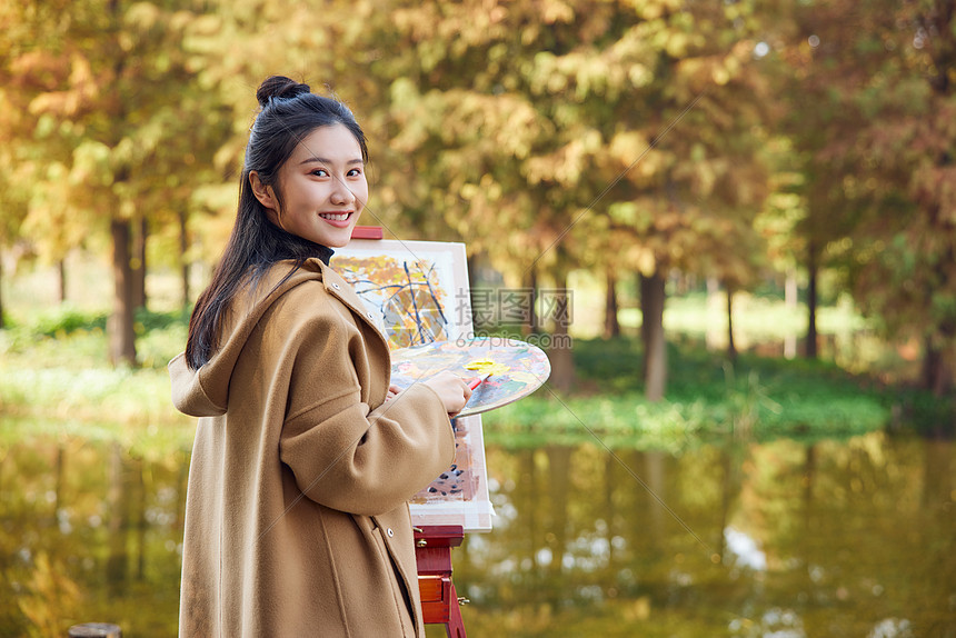 秋季美女公园写生形象图片