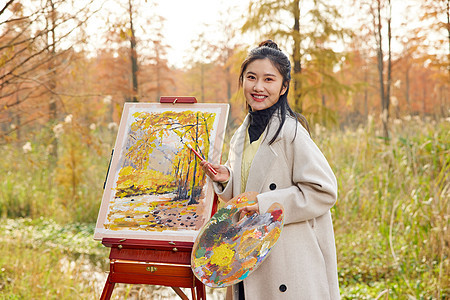 秋季户外美女在公园里画油画图片