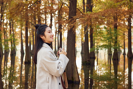 美女大学生郊外秋游图片