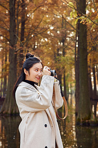 女大学生户外秋游拍照图片