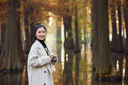 女大学生公园拍照形象图片