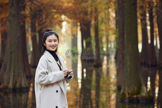 女大学生公园拍照形象图片