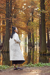 秋季女性逛公园拍秋景图片