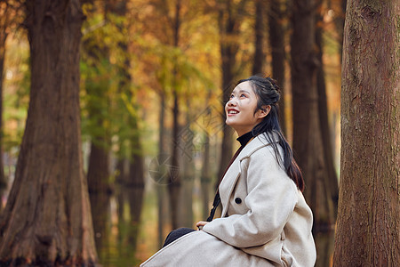 美女欣赏秋季景色图片