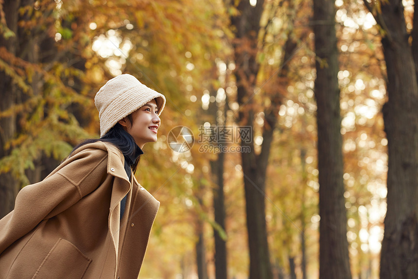 秋季美女大学生公园郊游图片