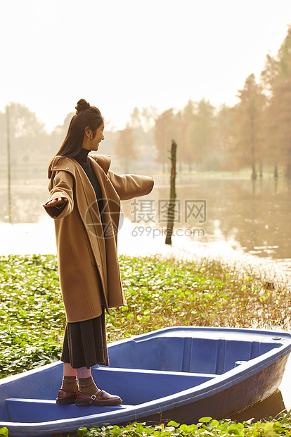 美女户外郊游站在船上图片