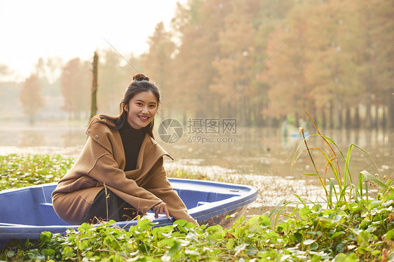 美女大学生秋游坐船形象图片