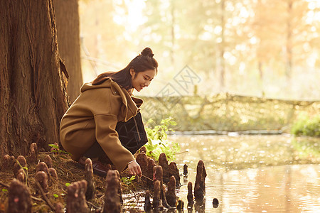 秋季美女郊游湖边戏水图片