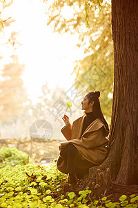 秋季黄昏美女感受大自然背景图片