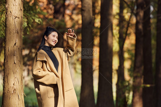 美女大学生秋冬郊游玩耍图片