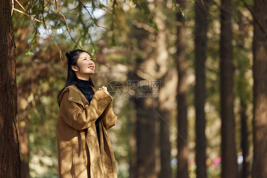 深秋树荫下的年轻美女图片