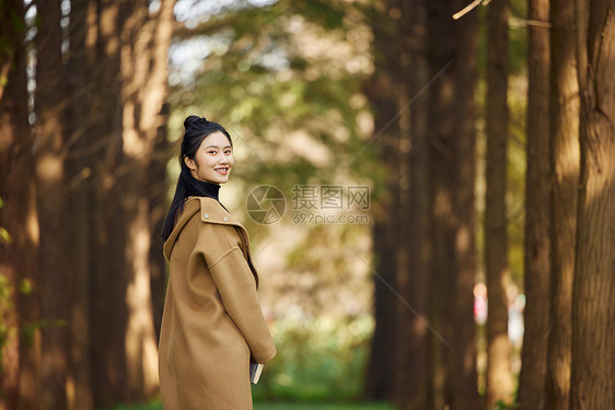 秋冬户外美女回眸形象图片