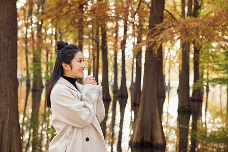 秋季美女大学生逛公园图片