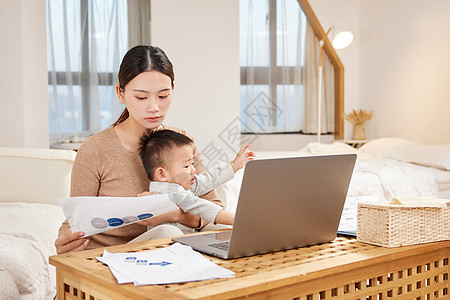 年轻妈妈居家办公带娃烦恼的年轻母亲背景