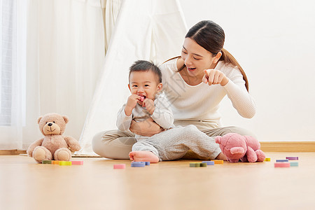 宝妈在家陪伴孩子玩耍图片