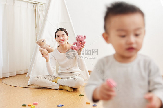 年轻母亲陪伴孩子玩耍图片