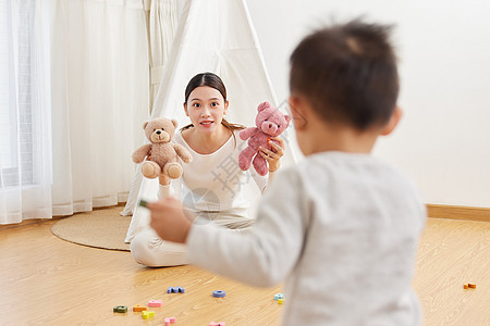 年轻母亲居家陪伴孩子玩耍图片