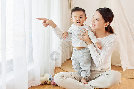 宝宝与年轻母亲居家形象图片