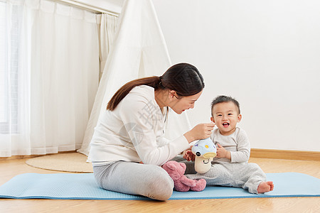 宝宝陪妈妈居家锻炼图片