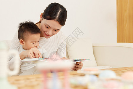 居家妈妈教宝宝看图画书背景图片