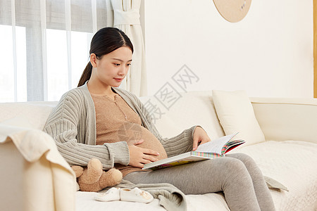 在家看书的孕妈形象背景图片