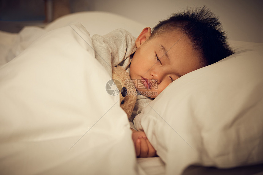 夜晚熟睡的婴儿宝宝图片