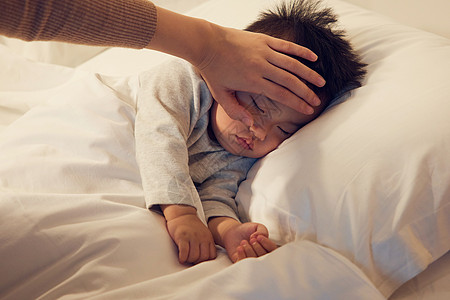 国际臭氧层保护宝宝发烧躺在床上背景