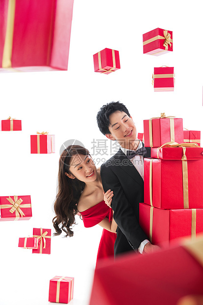 男人20多岁放松快乐的青年伴侣抱着礼品盒图片