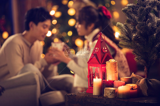 放松节日浪漫幸福的青年伴侣喝热水图片