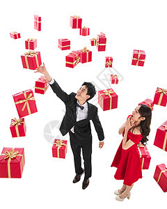 人亚洲人男朋友伸手接礼物的幸福伴侣图片