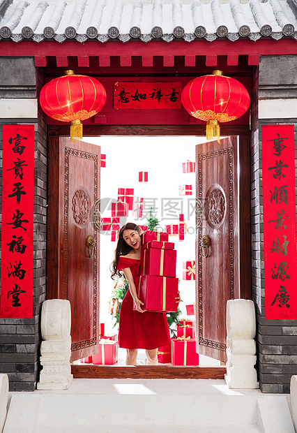 一个青年女人中式庭院20多岁抱着礼物盒的青年女人图片