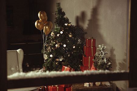 金色窗户礼品盒窗内的圣诞树和圣诞礼物图片