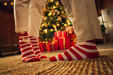 站着爱成年人穿着圣诞情侣袜的脚部特写图片